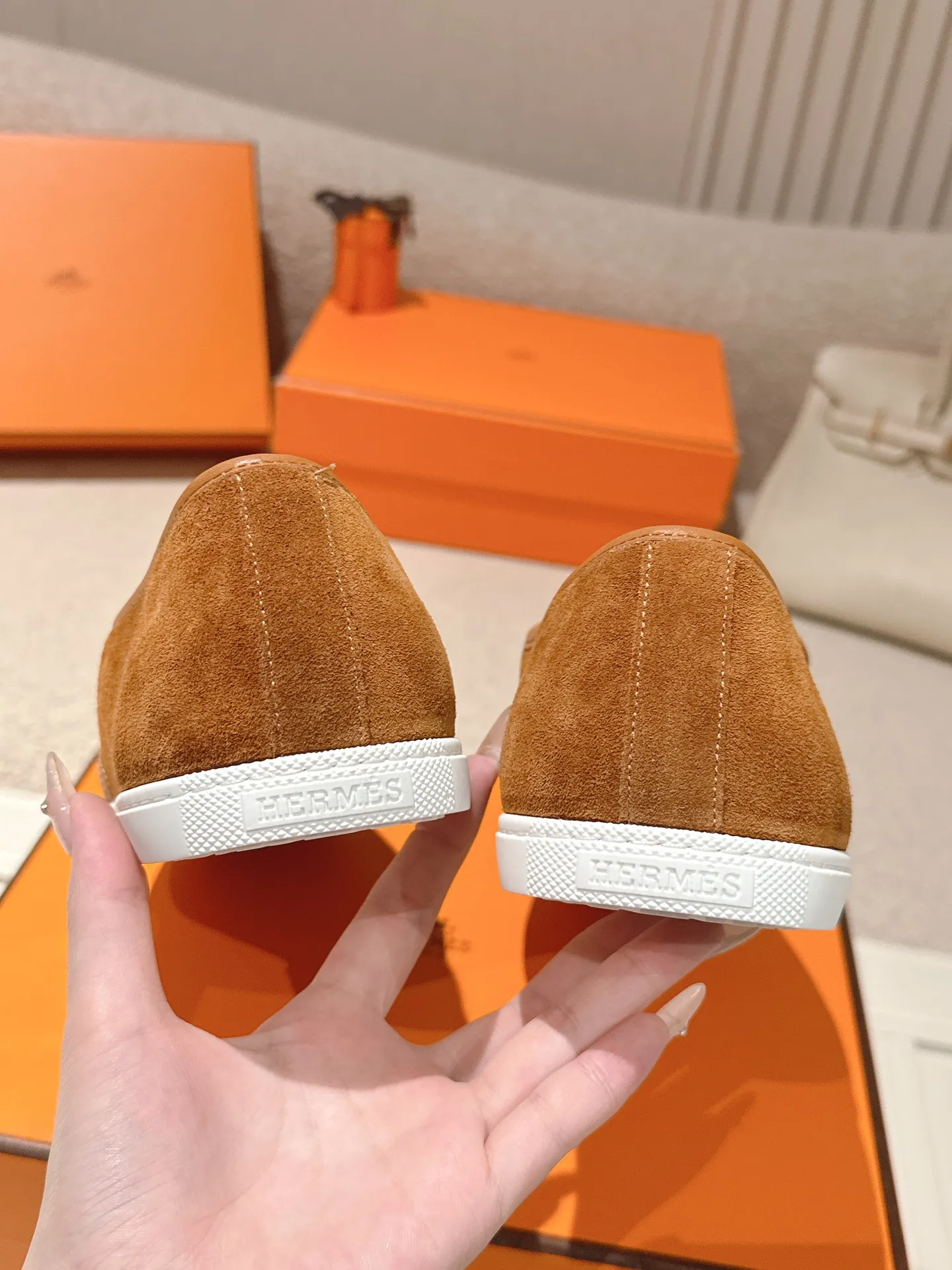 Men's Men's Shoes 600💰 Hermes# Couple Studded Loafers Calfskin and suede goatskin lace-up free sneakers with signature "H" detail. The design is simple and smooth, creating a fashionable urban look. It is comfortable and versatile. H family classics are not outdated, and the delivery counter is exquisitely packaged🛍📦 Fabric: Original customized imported first-layer cowhide/cow down Lining: Imported soft sheepskin Sole: Original open-molded anti-slip TPU material Size: 35-45